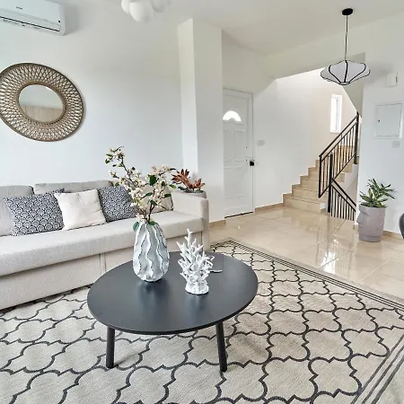 Generous Spaces, Sleeps Up To 8, Private Pool, Cypriot Sunsets Just For You * Tála