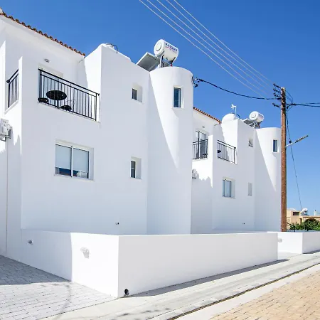 Generous Spaces, Sleeps Up To 8, Private Pool, Cypriot Sunsets Just For You *